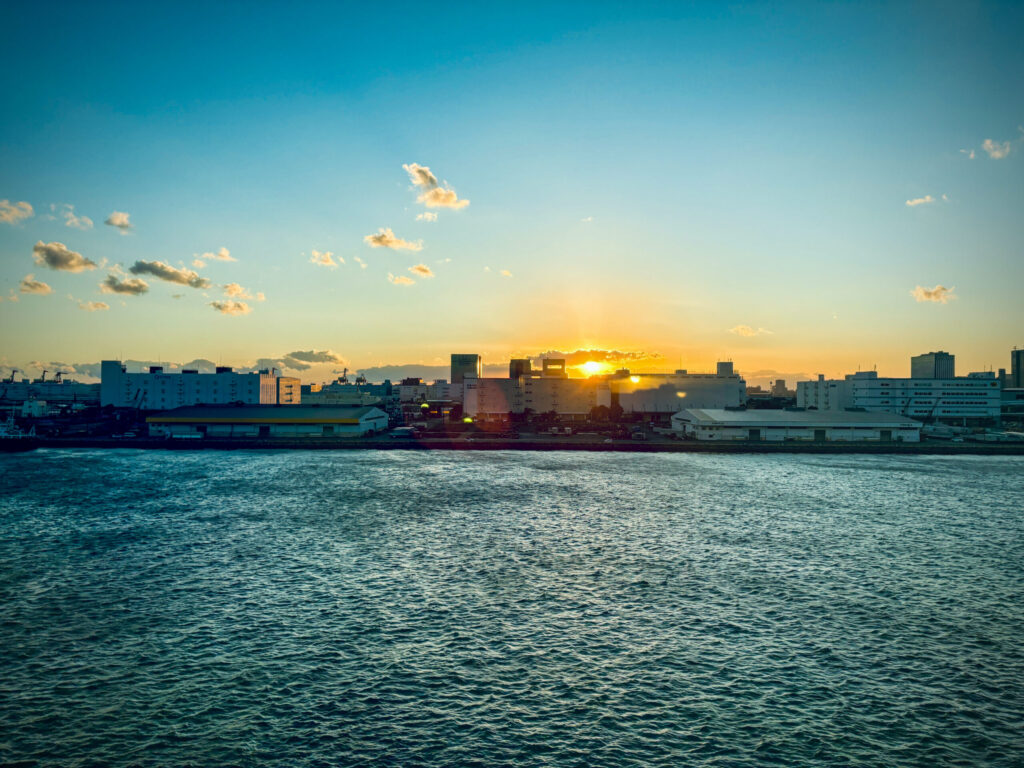夕焼けに染まる東京湾